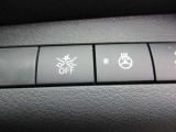 エマージェンシーブレーキ、横滑り防止装置、ハンドルヒーター、レベレイザーの操作スイッチを運転席の右手で操作しやすくなっております。