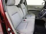 【ベンチシート】タイプのフロントシートになります。ゆったりお座りいただけ楽な姿勢で運転頂けます。