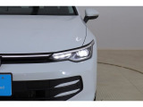 LEDマトリックスヘッドライト IQ.LIGHT:フロントカメラで対向車や先行車を検知し、マトリックスモジュールに搭載された32個のLEDを個別に制御することで最適な配光を行います。