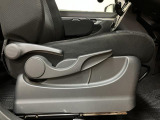 運転席シートリフターを装備しています★細かくドライビングポジションを設定できるので運転し易く、疲れにくいですね♪