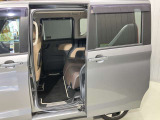【両側ハンズフリーオートスライドドア】荷物やお子さまの抱っこで両手がふさがっていても、片足を振り入れるだけでスライドドアが開閉できます♪