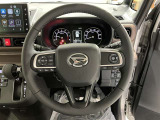 ステアリングから手を離さず、運転に集中したままオーディオ等の操作ができます。