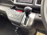 インパネシフトだから視線の移動も少なく足元もスッキリ♪運転席もゆったりしているのでゆとりを持ってドライブできますね!