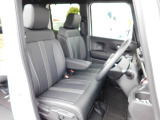 運転席はハイトアジャスター(ラチェット式)付。ドライバーの体型に合わせて、座面の高さを調整出来ます。