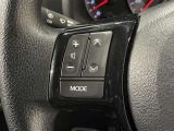 ステアリングスイッチ付きで、運転中に視線を前に向けたまま操作できます。