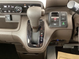 シフトはインパネシフト、パーキングブレーキは電子制御なので運転席と助手席の間はすっきりしています。