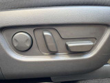 運転席は10Wayの電動シートになっています。ドライバーの体格に合わせたドライビングポジションを設定出来ます。また、2人分のポジションをメモリー出来るのでいつでも自分のポジションに戻せます♪