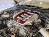 匠が一基ずつ手組みする3.8L V6ツインターボ「VR38DETT」を搭載。綺麗なエンジンルームです。