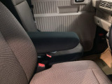 アームレストは、運転中の腕をしっかりと支えることで、疲労を大きく軽減してくれます。