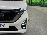 【LEDヘッドライト】悪天候や夜間走行時も良好な視界を確保し安心して運転できる高輝度LEDヘッドライトを装備!点灯速度が早く、消費電力も抑えられています。