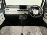 【インパネ】運転のしやすさを最優先に設計された見晴らしの良いフロントビュー。車両間隔が掴みやすく狭い道でも安心♪「安全」と「品質」を最優先に、安心してお乗りいただけるクルマを提供いたします。