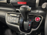 インパネシフトだから視線の移動も少なく足元もスッキリ♪運転席もゆったりしているのでゆとりを持ってドライブできますね!