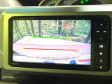 【バックカメラ】駐車時に後方がリアルタイム映像で確認できます。大型商業施設や立体駐車場での駐車時や、夜間のバック時に大活躍!運転スキルに関わらず、今や必須となった装備のひとつです!