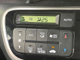 【オートエアコン】一度お好みの温度に設定すれば、車内の温度を検知し風量や温度を自動で調整。暑い&hellip;寒い&hellip;と何度もスイッチ操作をする必要はありません。快適な車内空間には必須の機能ですね♪