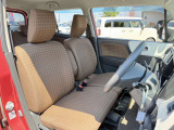 運転席まわりには十分なスペースがあり、大柄な方でもゆったり運転していただける環境です。
