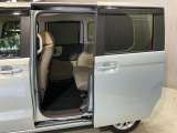 【両側オートスライドドア】子供を乗せたりするのにも隣のお車を気にせずストレスフリー★雨の日などはリモコンキーからドアの開閉ができて、とても便利な両側オートスライドドア★