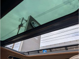 【スライディングパノラミックルーフ】上が開くタイプのルーフです。電動でスライドするものでロールブラインドも搭載しておりますので日が強い日でも安心して車内でおくつろぎ頂けます。