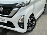 前方や対向車部分だけ切り分けてハイビームになるアダプティブLEDヘッドライトです。