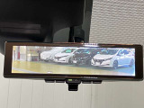 【インテリジェント ルームミラー】車両後方のカメラ映像をミラー面に映し出すので、車内の状況や、天候などに影響されずいつでもクリアな後方視界が得られます!