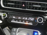 【オートエアコン】車内温度を感知して自動で温度調整をしてくれるのでいつでも快適な車内空間を創り上げます!どの席に座っても快適なドライブが楽しめます♪