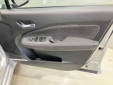 【運転席ドア】ボトルホルダーや収納ポケットが付いているので運転席周りもスッキリ保てます★