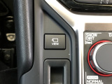 車両周囲の映像をモニターに表示できるVIEWスイッチ。ボタン操作で前方・側方の視界を切り替えられるため、駐車時や狭い道での安全確認がスムーズに行えます。死角を減らし、安心感を高める便利な機能です。