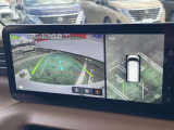 車を真上から見ているように、周囲の状況を把握しながら安心して駐車が行えるアラウンドビューモニター装備!