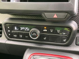【オートエアコン】一度お好みの温度に設定すれば、車内の温度を検知し風量や温度を自動で調整。暑い&hellip;寒い&hellip;と何度もスイッチ操作をする必要はありません。快適な車内空間には必須の機能ですね♪