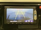 バックでの車庫入れも安心です! リアカメラが付いているバックモニター付のナビを装備しております。操作線もついており距離感も画面から確認できます。