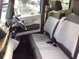 適度なホールド感のあるフロントシートは疲れにくく長時間の運転でもしっかりサポートします。ベンチタイプですので横移動も楽々。
