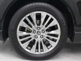 高輝度シルバー塗装された19インチアルミホイールが装着されています。タイヤサイズ225/55R19