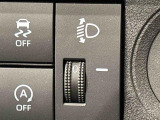 対向車や先行車への配慮が可能。積載物の状況に応じてヘッドライトの照射角度を手動調整できるスイッチ。