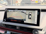【マルチテレインモニター】車のフロントやサイドのカメラ画像を同時にモニター表示することで、悪路や狭い道を走行時でも周囲の状況確認ができ安心!本格SUVにうれしい装備です♪