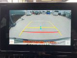バックビューカメラ装備。後進時に後方画像を車載モニターに映す事が出来ます。映像切り替えはギアを後進に切り替える事で自動的に行われます。死角の障害物、背の低いお子様やペット等の接触事故の回避に役立ちます