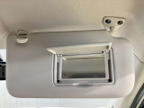 【運転席サンバイザー】鏡が付いているのでメイク直しなどにも便利★