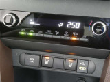【オートエアコン】車内温度を感知して自動で温度調整をしてくれるのでいつでも快適な車内空間を創り上げます!どの席に座っても快適なドライブが楽しめます♪