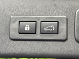 【パワーバックドア】スマートキーや運転席のボタンを押すだけでリアゲートが自動で開閉します!荷物を持っている時や、高い位置にあるバックドアを閉める際に便利な機能です♪