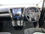 運転席周りのレイアウトをご覧ください。ナビゲーションが綺麗に装着されすっきり収まってますね!