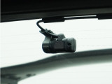 この車にはリアにもドライブレコーダーを装備しております◆映像・音声などを記録する自動車用の装置です。 もしもの事故の際の記録はもちろん、旅行の際の思い出としてドライブの映像を楽しむことができます。