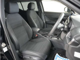 運転席のスペースはゆったりしていて、視界も広く確保されているので普段の運転からロングドライブまで快適です。