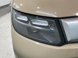 LEDヘッドライトは、点灯の瞬間から最大光量を発揮し、突然暗くなるトンネルなどでの安定感を高めます。