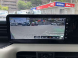 曲がり角の先まで見える、日産軽初搭載のフロントワイドビュー。ドライバーの目より先に、死角となる人やクルマ、自転車を広角映像で確認
