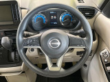インテリアに合わせたデザインのステアリングは、運転される方のことも考え、運転しやすい形状、大きさです。是非一度、実際に触ってお確かめください。