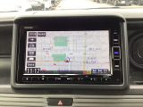 ナビゲーションは純正ギャザズメモリーナビ(VXM-214VFi)が装着されております。AM、FM、CD、DVD再生、音楽録音再生、フルセグTV、Bluetoothがご使用いただけます。