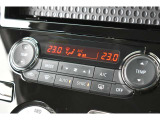 オートエアコンで温度を設定するだけで快適な車内環境を維持することができます!