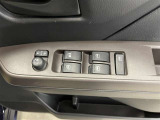 パワーウィンドウスイッチで運転席から全席の窓の開閉ができます♪