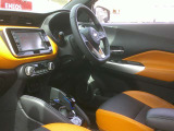 運転しやすい運転席回りにオシャレな内装になっています!長いドライブも安心で楽しさも倍増!!
