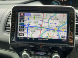 通信ユニット内蔵の日産純正10インチメモリーナビ(MM519D-L)装備。音声対話検索とオペレーター直通話も可能な通信機能や、高精細液晶による高画質、HDMI入力やブルーレイ再生など多彩なメディア対応。