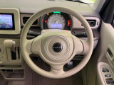 インテリアに合わせたデザインのステアリングは、運転される方のことも考え、運転しやすい形状、大きさです。是非一度、実際に触ってお確かめください。