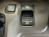 パーキングブレーキはスマートな電子制御式と合わせて渋滞時等にブレーキペダルから足を離しても停車状態を保持してくれるオートブレーキホールド機能で運転が楽になります。スタートはアクセルペダルを踏むだけ
